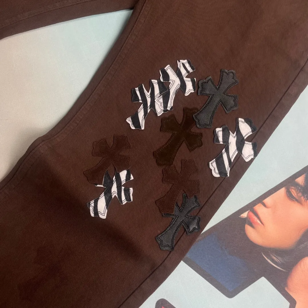 🅿️290 🔘Style No.-KL129 🔘Cro Xin𝐂𝐡𝐫𝐨𝐦𝐞 𝐇𝐞𝐚𝐫𝐭 Dark brown zebra patchwork cross patch leather washed jeans* In the fashion universe of Cro Xin, these pants are undoubtedly one of the most dazzling existences. The fabric is made of high-quality beaded canvas and has gone through a complicated and heavy washing process. This not only gives the fabric a richer texture, but also makes the upper body effect appear high-end. The unique texture and mellow touch complement each other, and the trousers are crisp and straight, showing a neat and capable cool temperament. From the perspective of shape shaping, the whole trousers use three-dimensional cutting technology and are precision-made based on ergonomic principles to fit the body curves in all directions, which not only ensures comfort when wearing, but also cleverly optimizes the leg lines at the visual level, highlighting excellent body proportions. Such an exquisite version design can be regarded as an industry model. Every detail reflects the brand’s ultimate pursuit of quality. The hardware accessories are all customized by ZP, with excellent quality and excellent durability, adding points to the overall texture of the pants. After being washed, the original thick beaded canvas has transformed into a soft and skin-friendly material with excellent breathability. It can bring you an all-day comfortable experience no matter when you wear it. The customized small leather label is exquisitely designed and cleverly integrated into the brand's DNA with an ingenious idea. The overall design of the pants adheres to a simple aesthetic, but every detail is polished to perfection, with exquisite workmanship. Every stitch is neatly and carefully arranged, demonstrating the superb production technology and meticulous ingenuity.  Size: S M L XL (28.30.32.34) Color: Brown